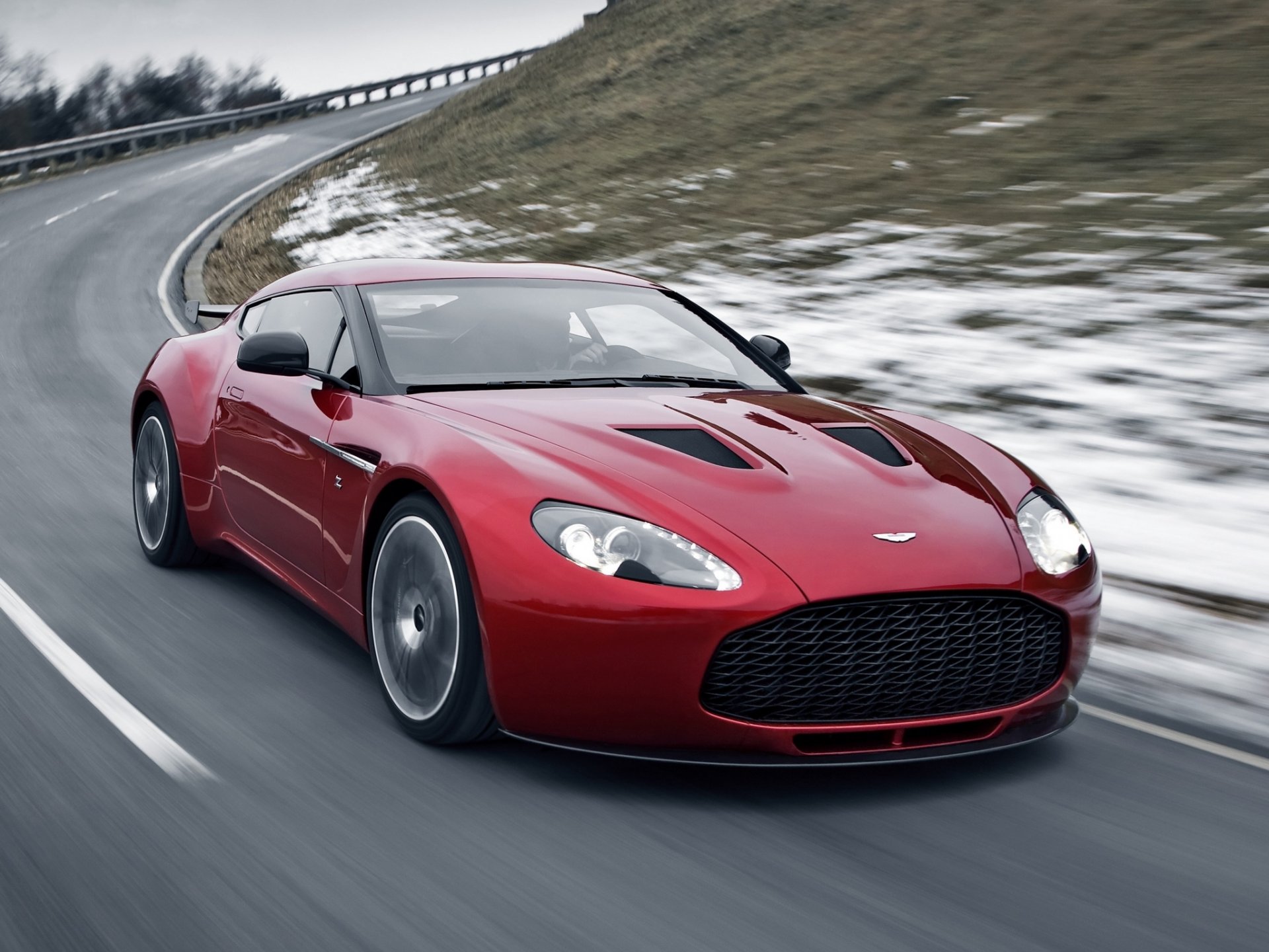 aston martin v12 zagato aston martin b12 zagato supersportwagen.rot front schönes auto straße schnee