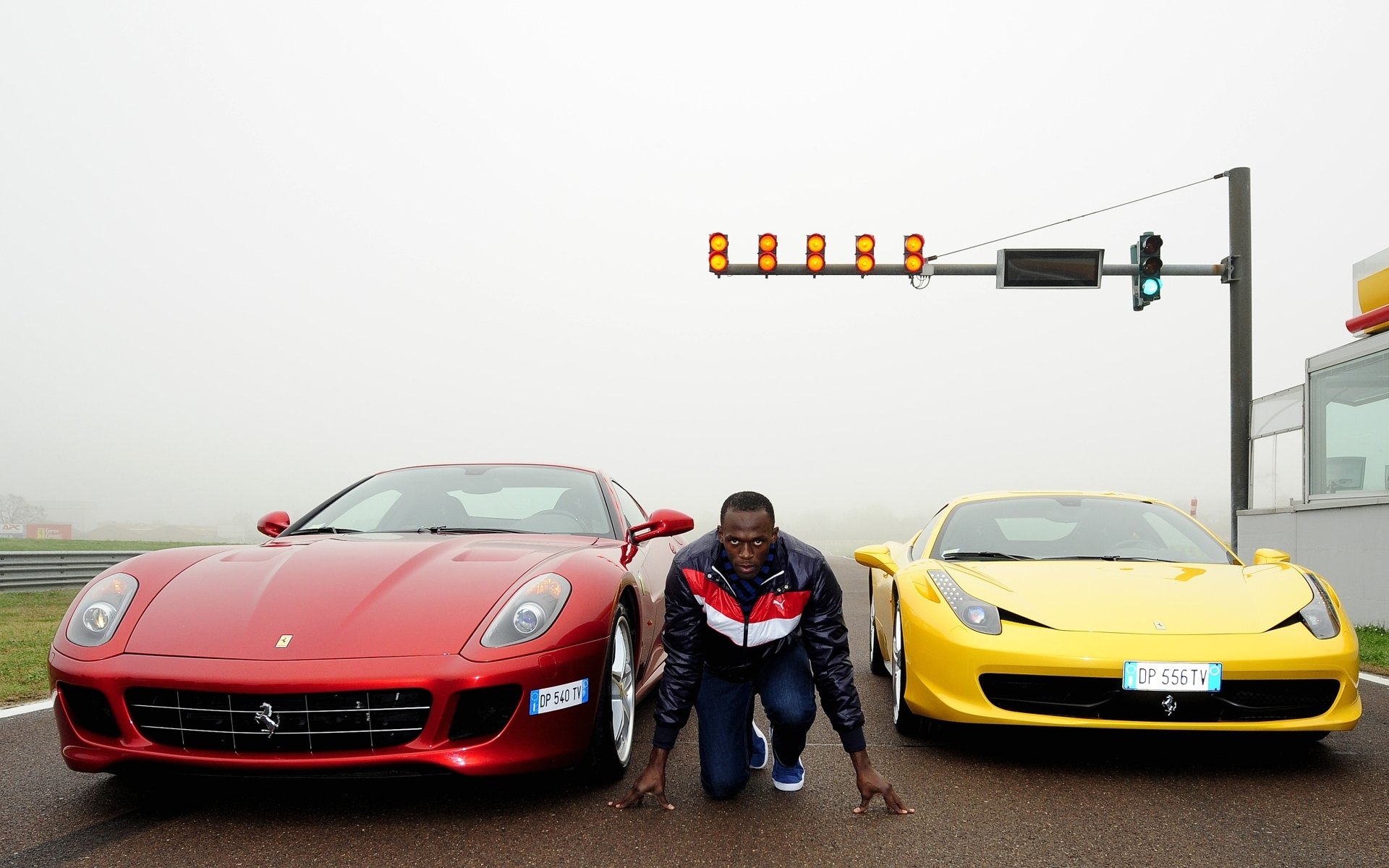 usain bolt mâle athlète sprinter coureur champion du monde champion olympique supercars ferrari gtb fiorano et italia ferrari jaune rouge avant départ fond