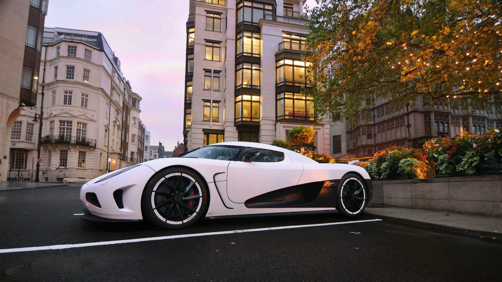 koenigsegg agera hypercar ulica wieczór