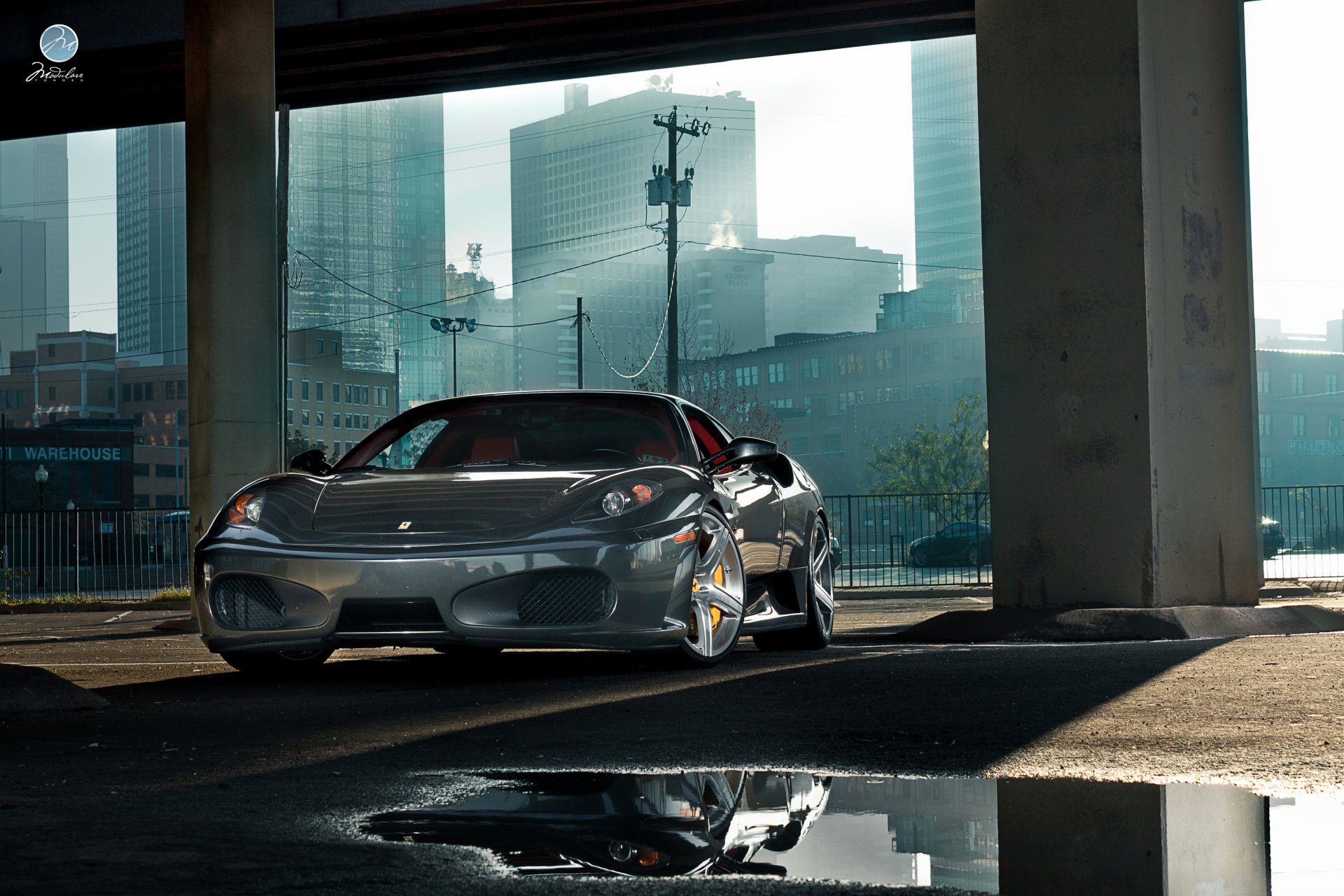 samochód ferrari ferrari f430 miasto kałuża parking