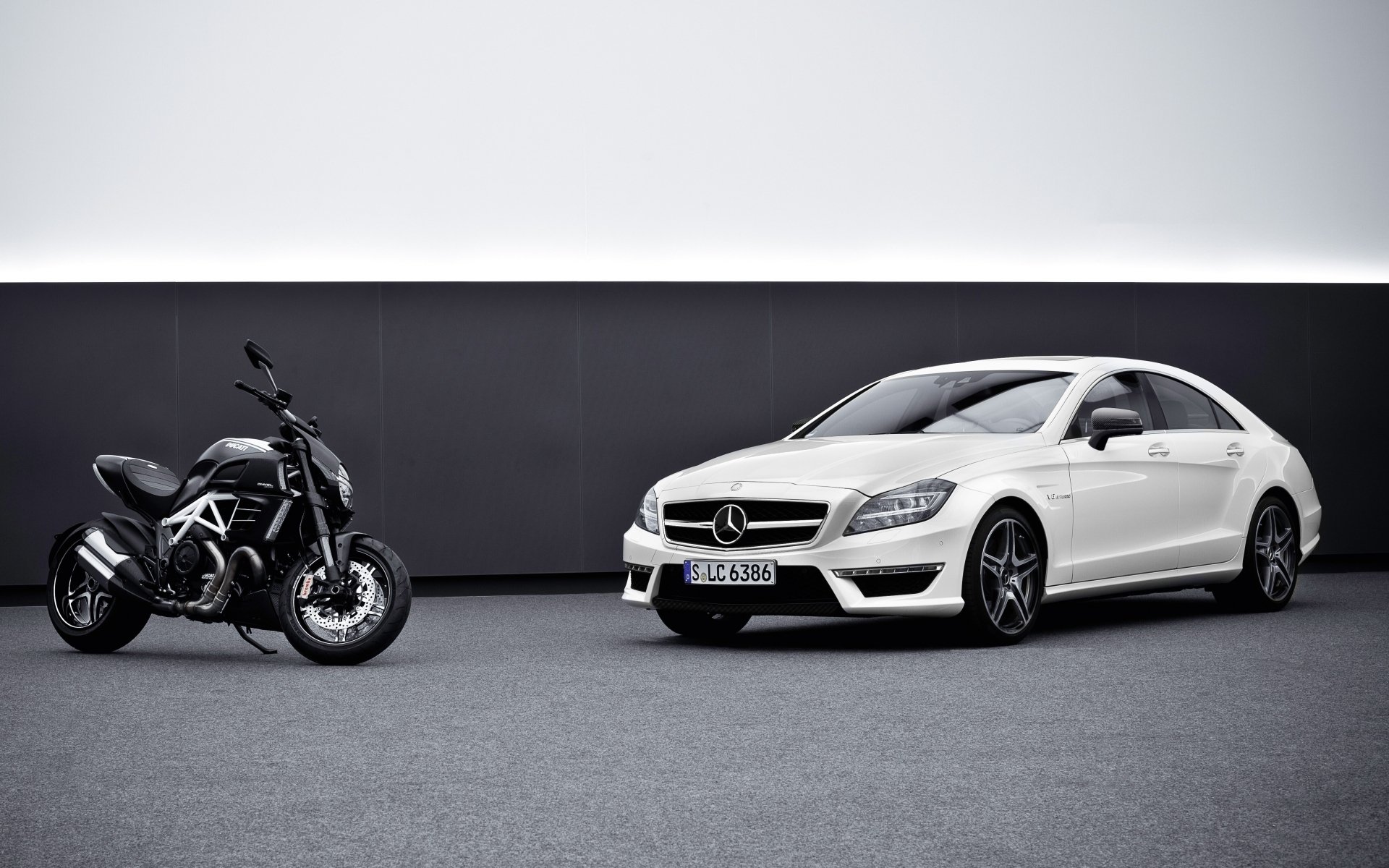 mercedes-benz cls63 amg y ducati diavel mercedes cls63 amg ducati divel frente coche motocicleta fondo