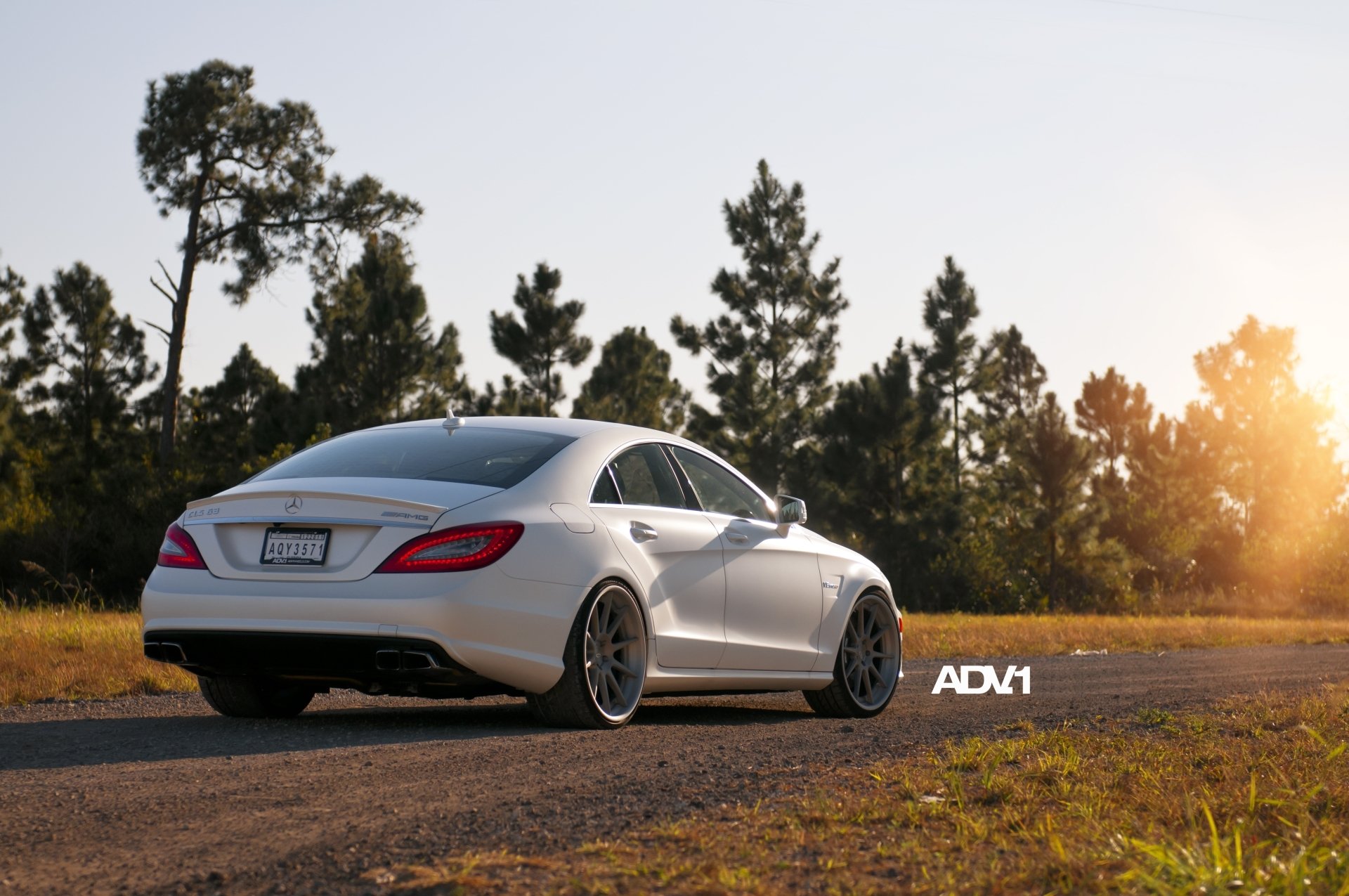 mercedes-benz cls63 amg mercedes cls63 amg berline blanc vue arrière route arbres