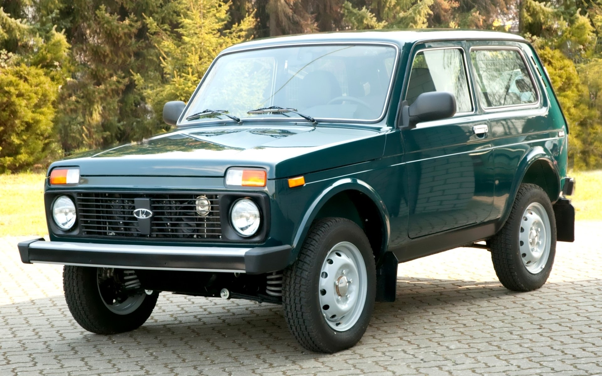 lada 4x4 edición de exportación niva jeep suv frente bosque