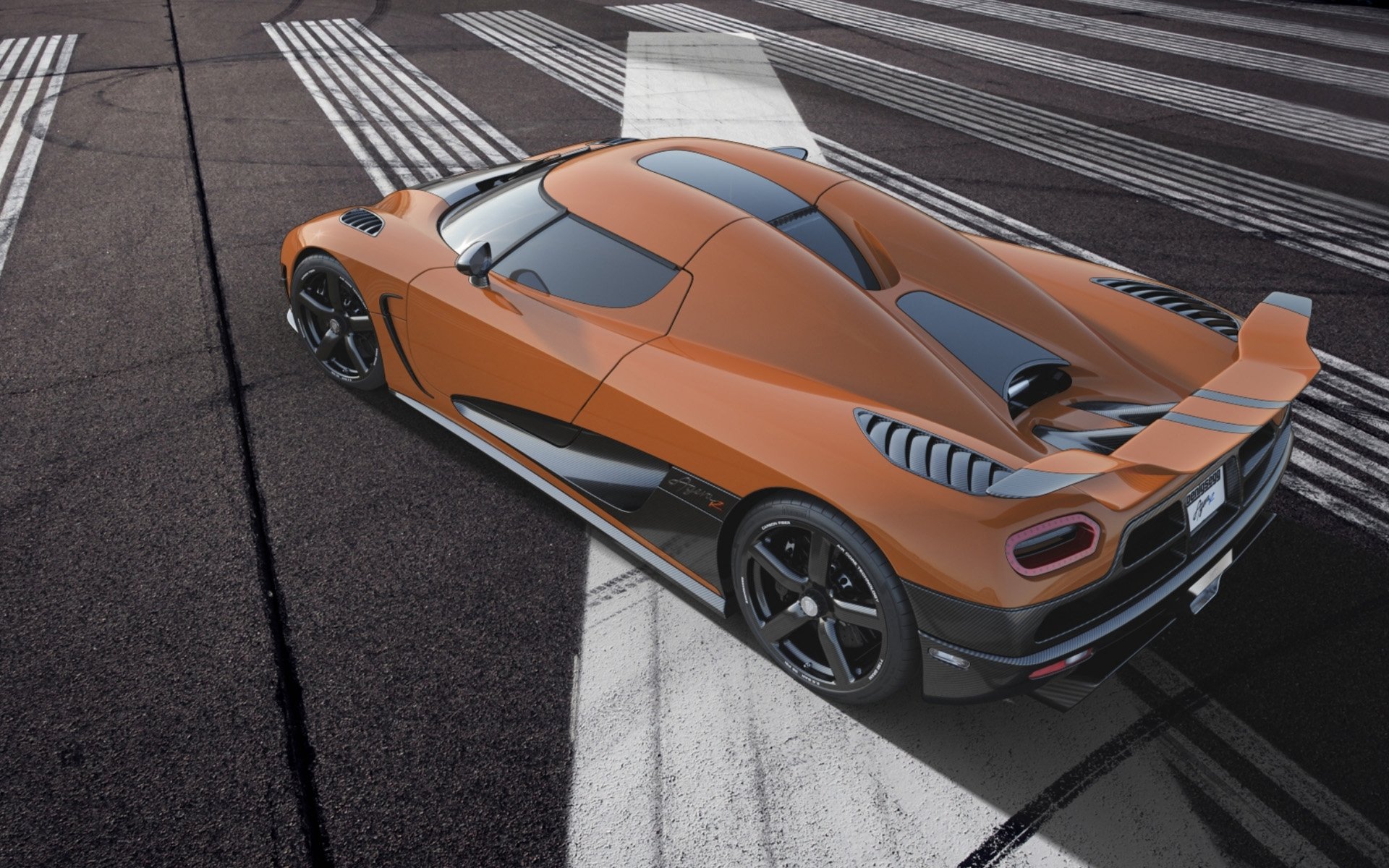 koenigsegg agera r agera r supersamochód hipercar pomarańczowy widok z tyłu skrzydło spoiler oznaczenia