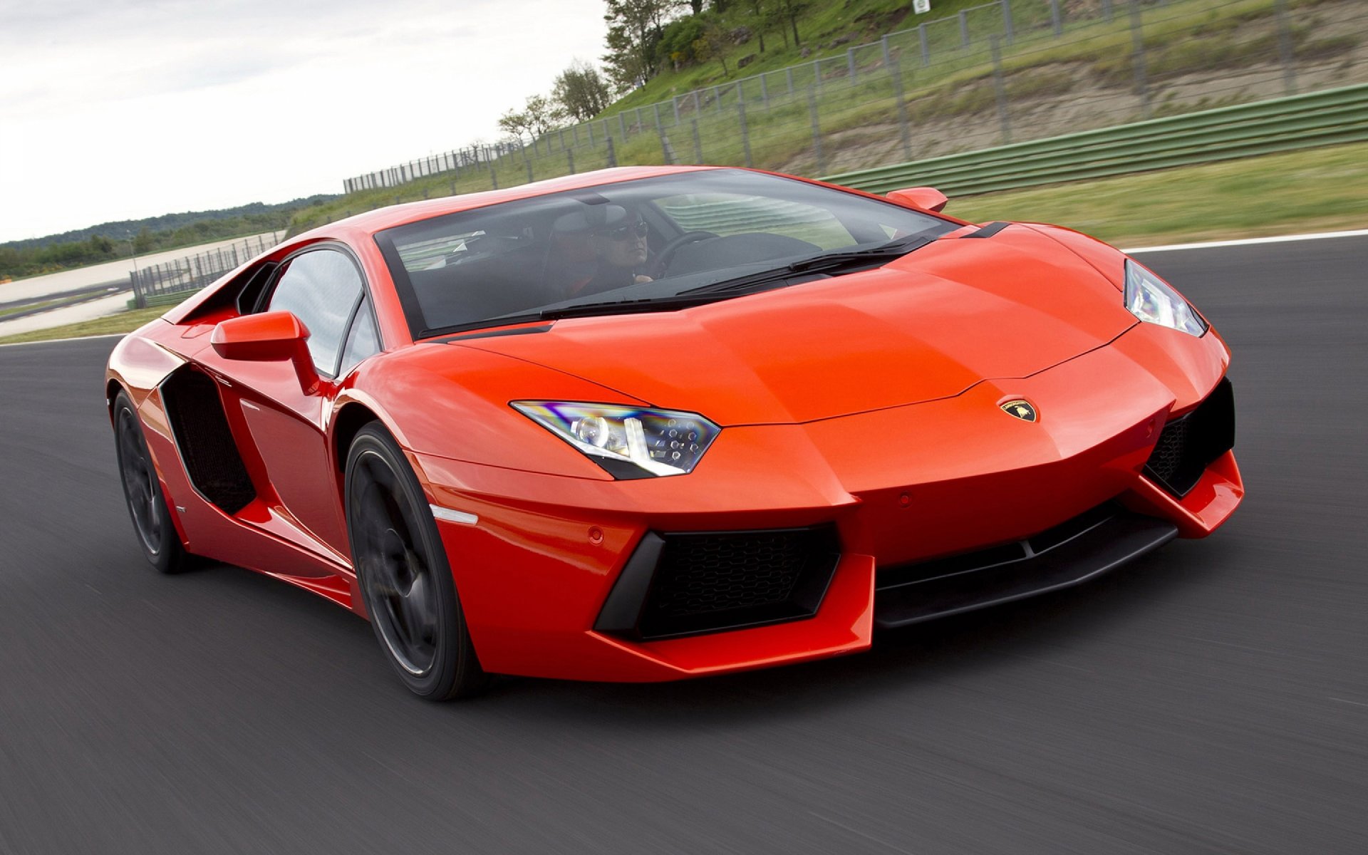 lamborghini aventador lamborghini rouge