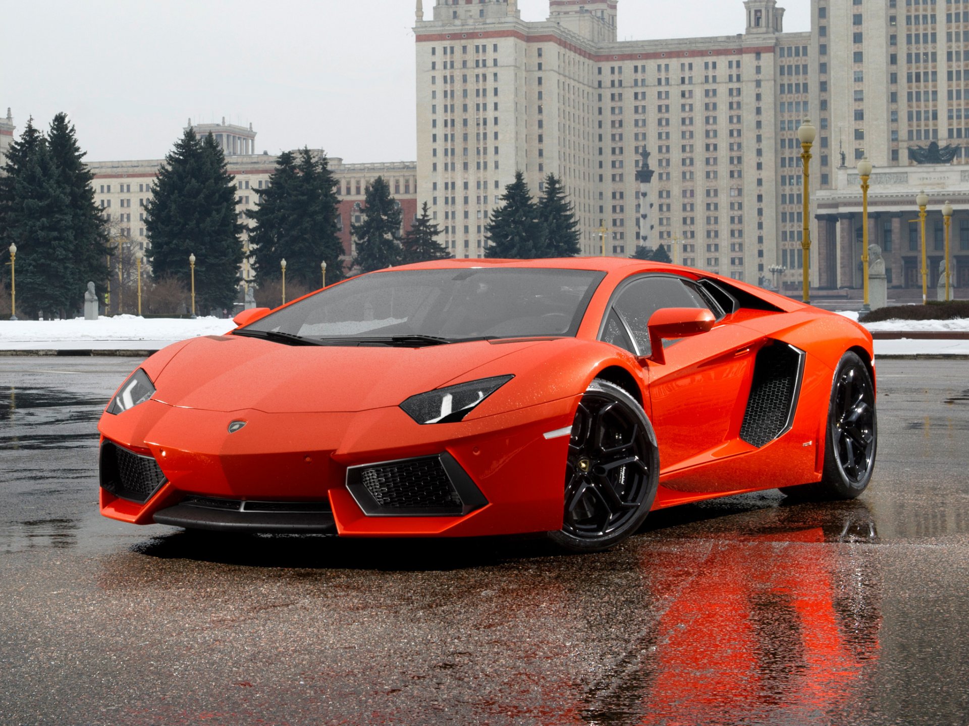 aventador lp700-4 lamborghini lamborghini avetador orange vue de face bâtiment sapin supercar