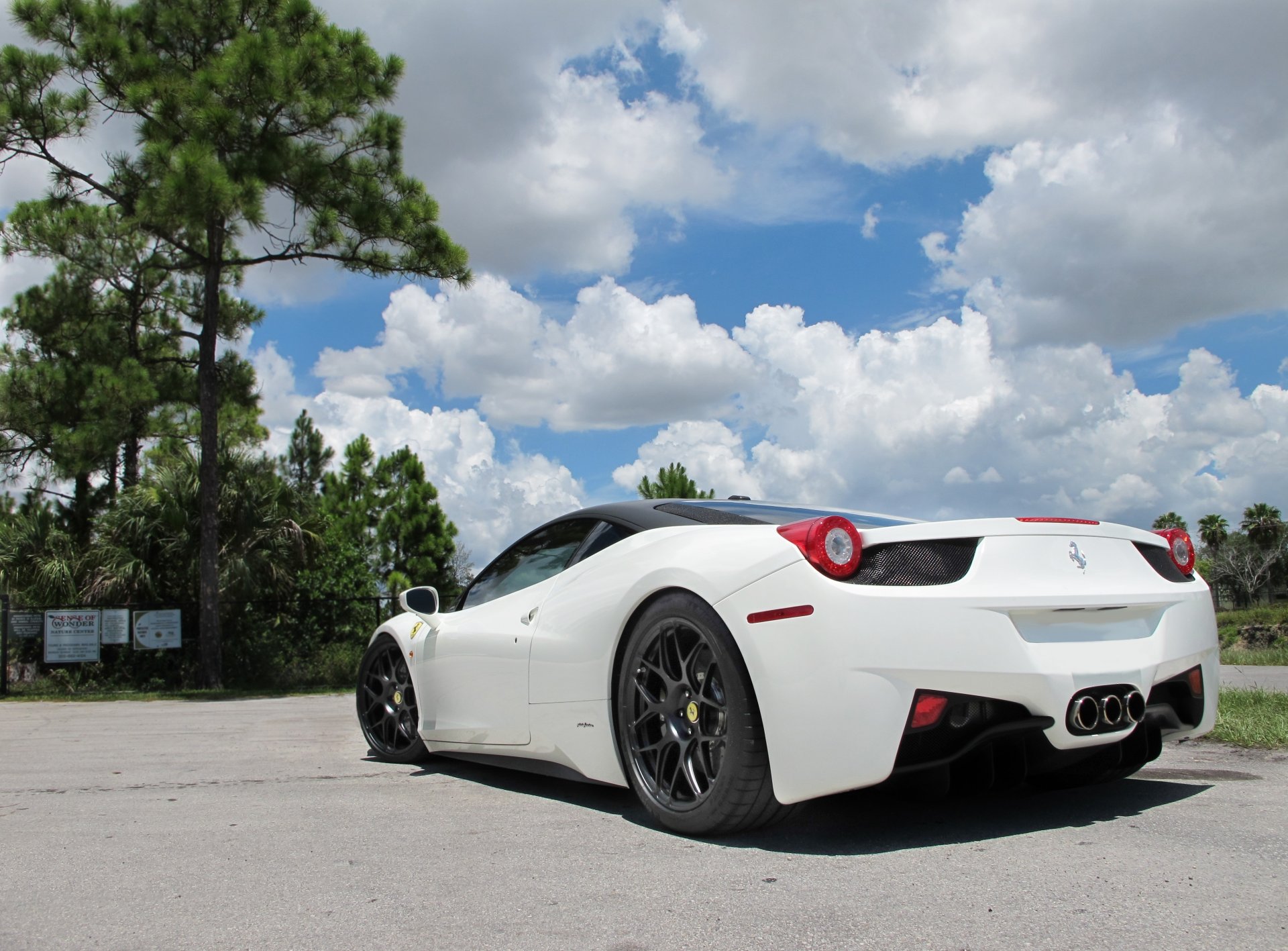 ferrari 458 italia bianco nero ruote cielo ferrari italia cerchi vista posteriore nuvole alberi recinzione tetto nero