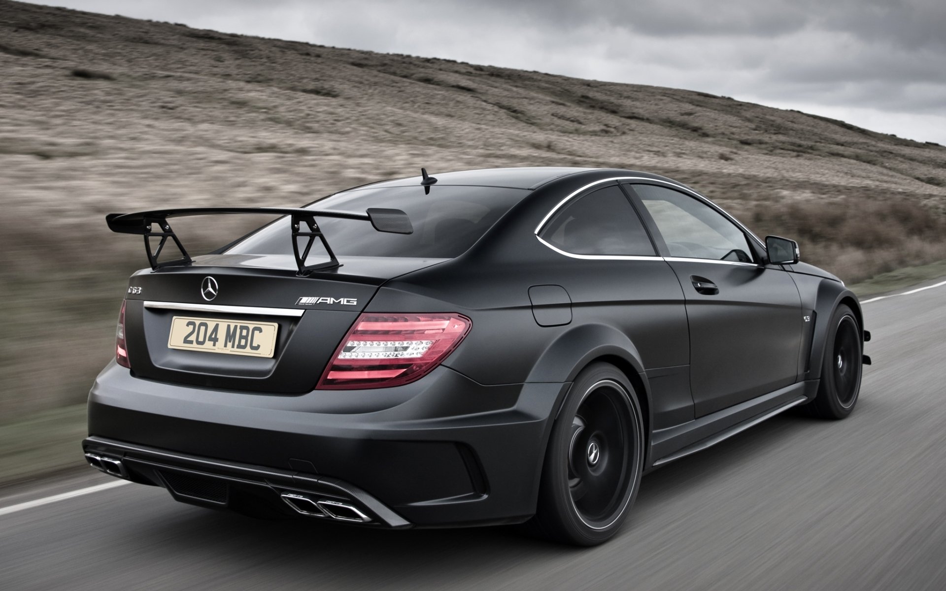 mercedes-benz c63 amg black series купе мерседес ц63 амг блэк эдишн суперкар вид сзади дорога небо