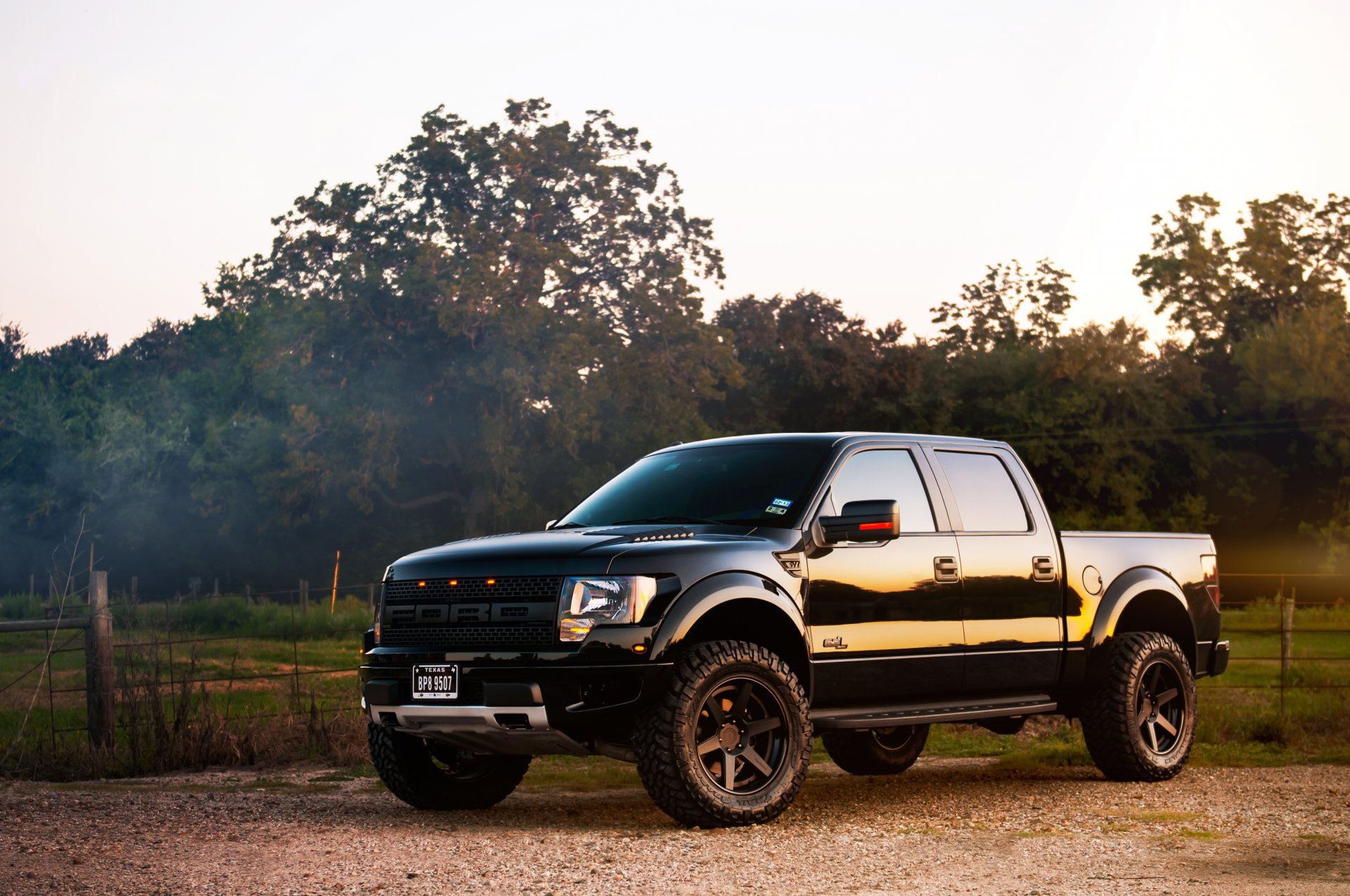 ford f-150 svt raptor negro fuera de la carretera frente raptor camioneta suv bosque