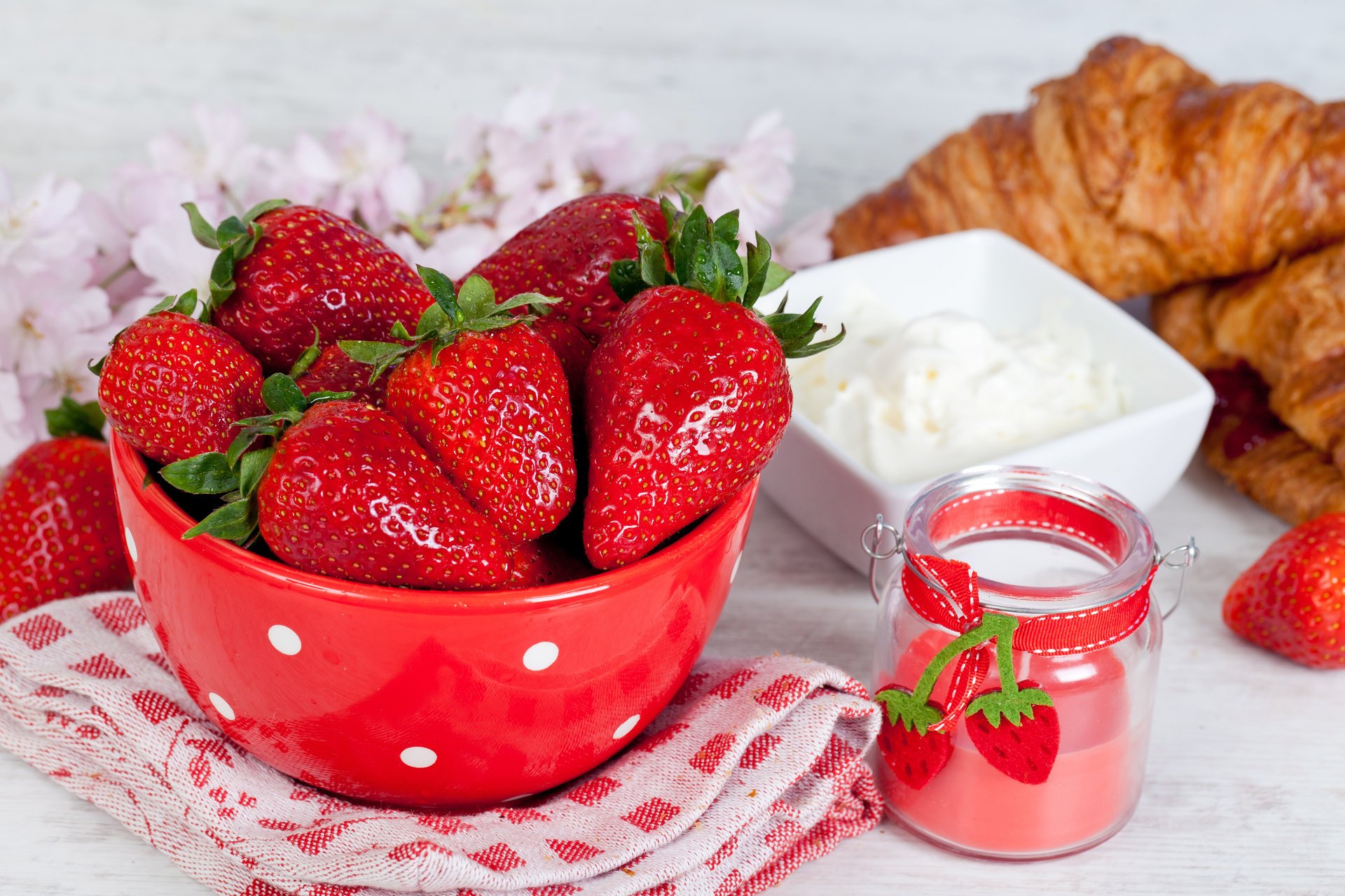 crema agria bayas plato fresas croissants