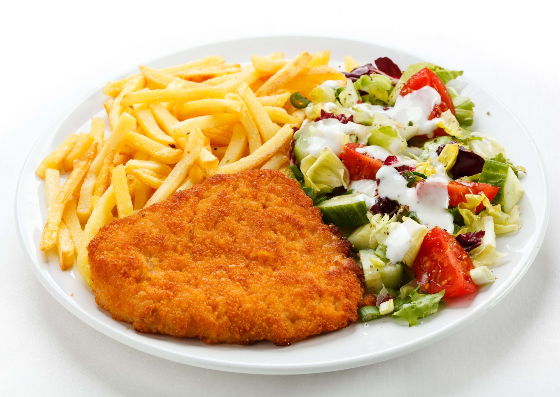 kartoffeln mayonnaise weißer hintergrund salat platte schnitzel