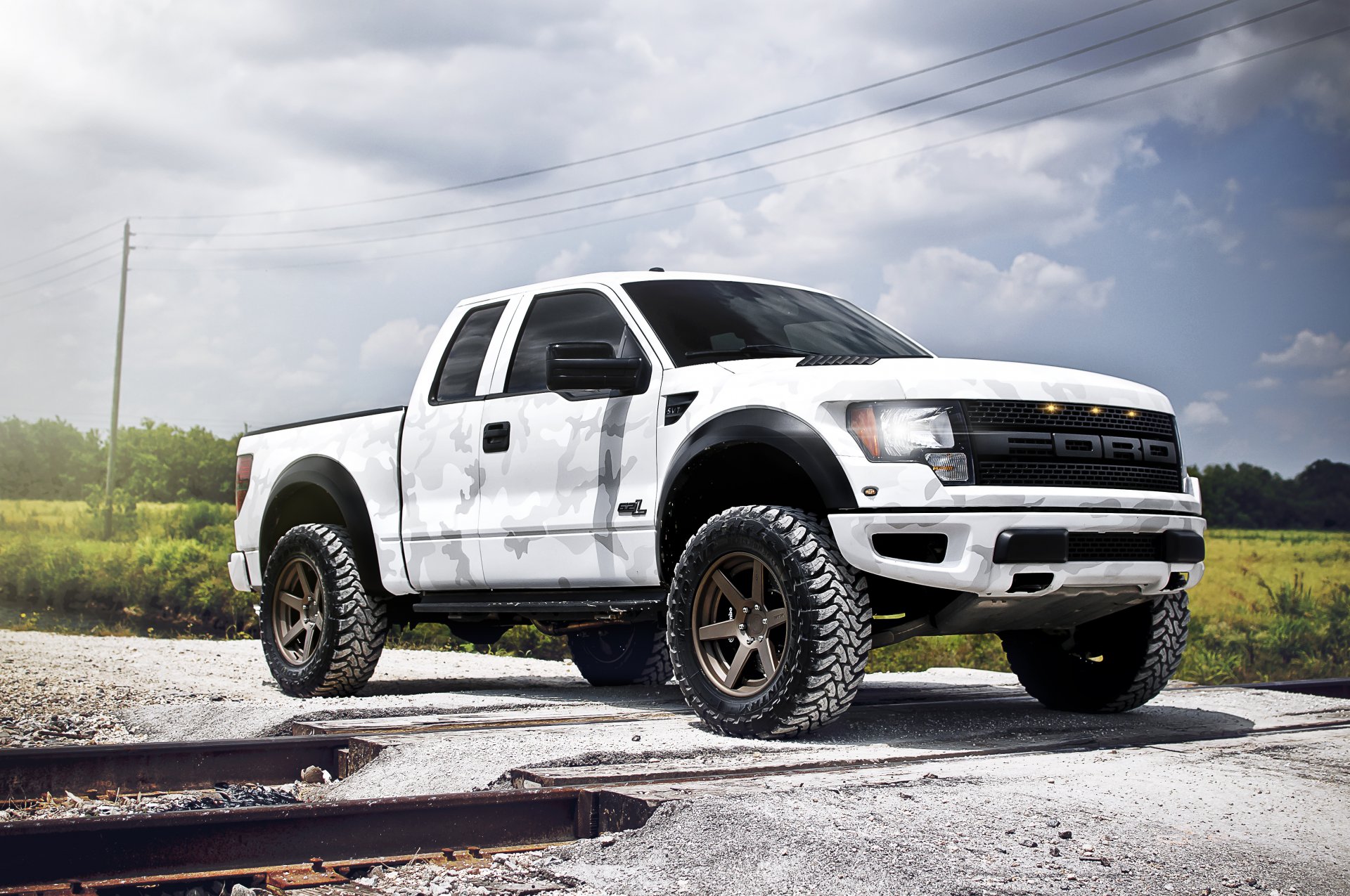 ford f-150 svt raptor biały raptor kamuflaż pickup niebo chmury szyny