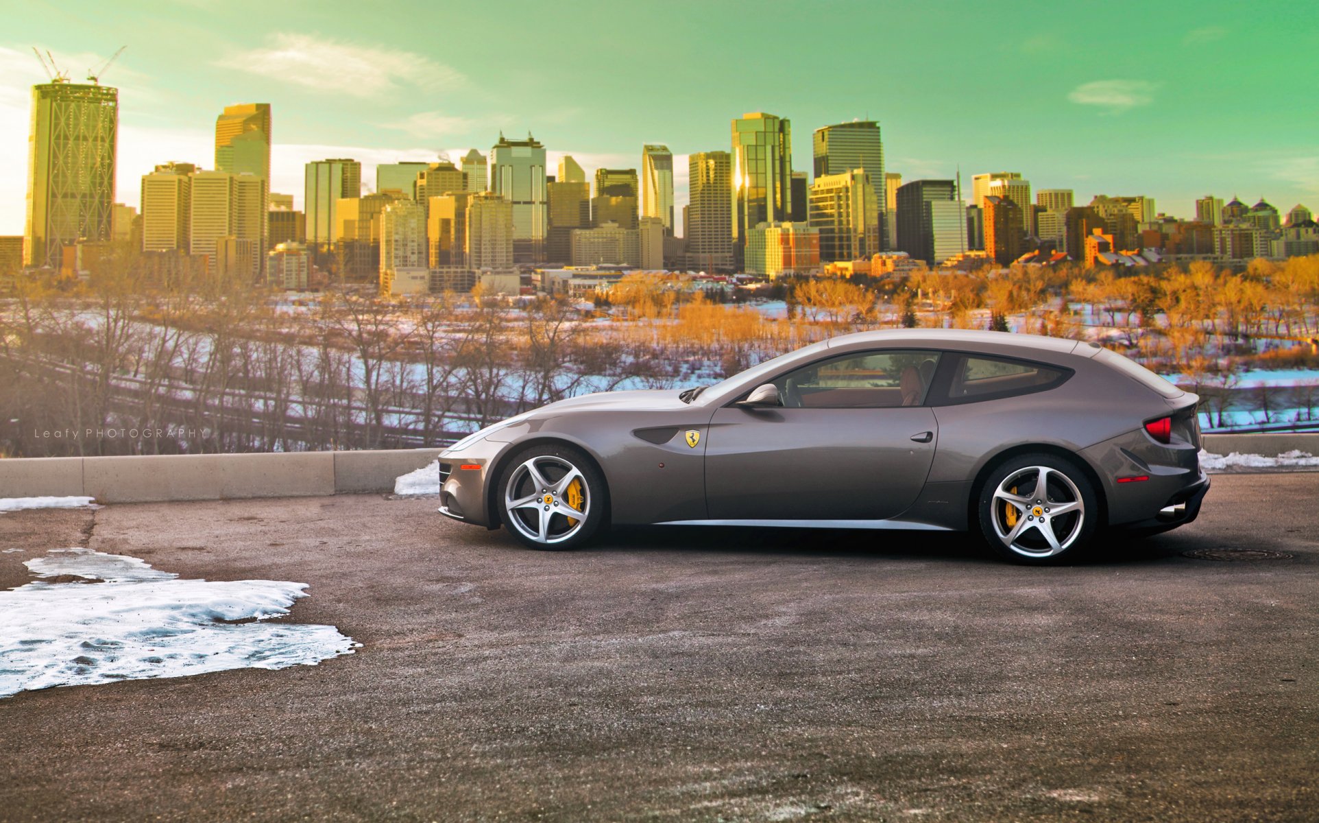 ferrari und weiter ferrari four ferari stadt schnee licht parkplatz straße