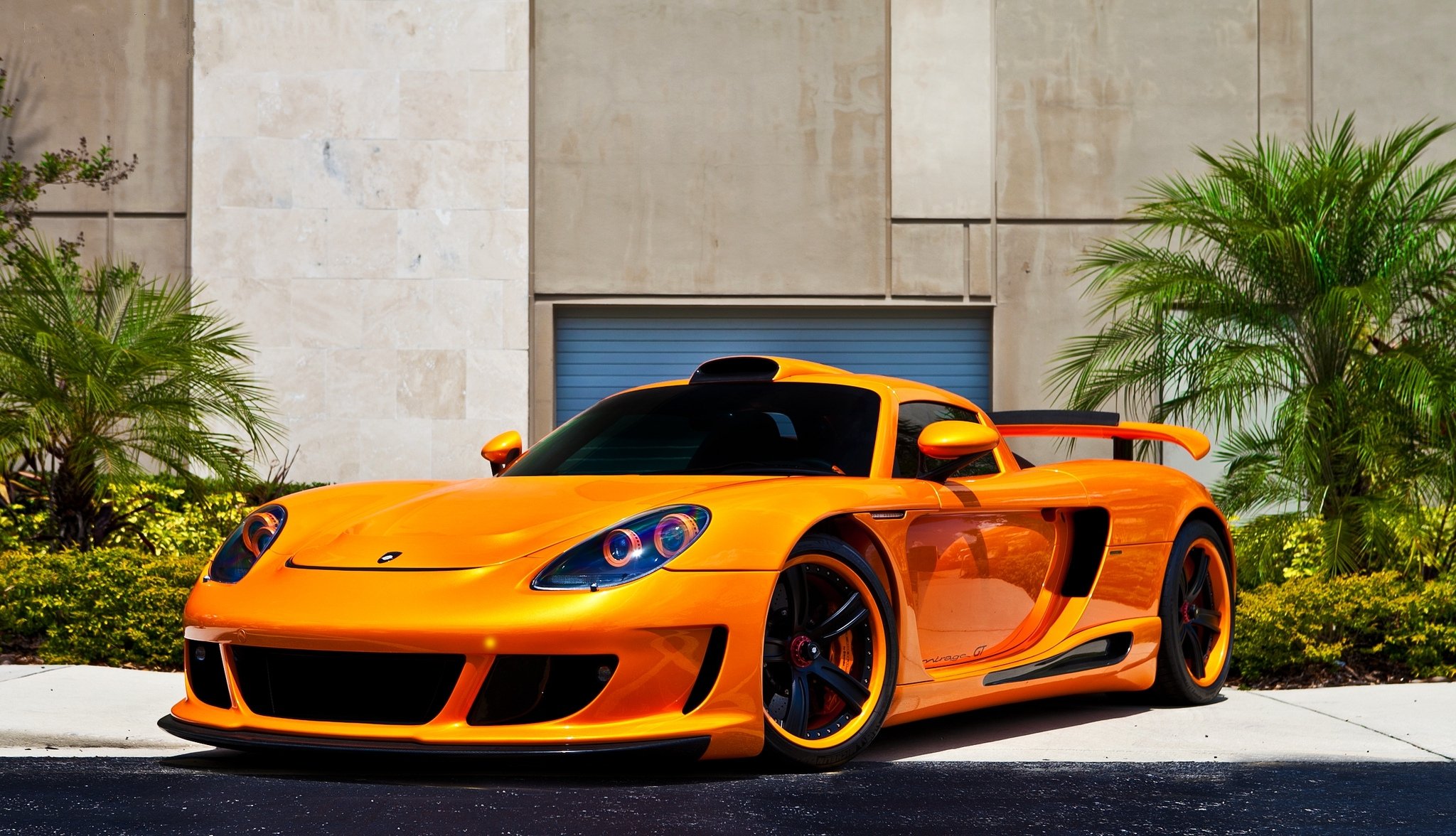 porsche carrera gt orange porsche carrera gt vue de face jantes mur fleurs