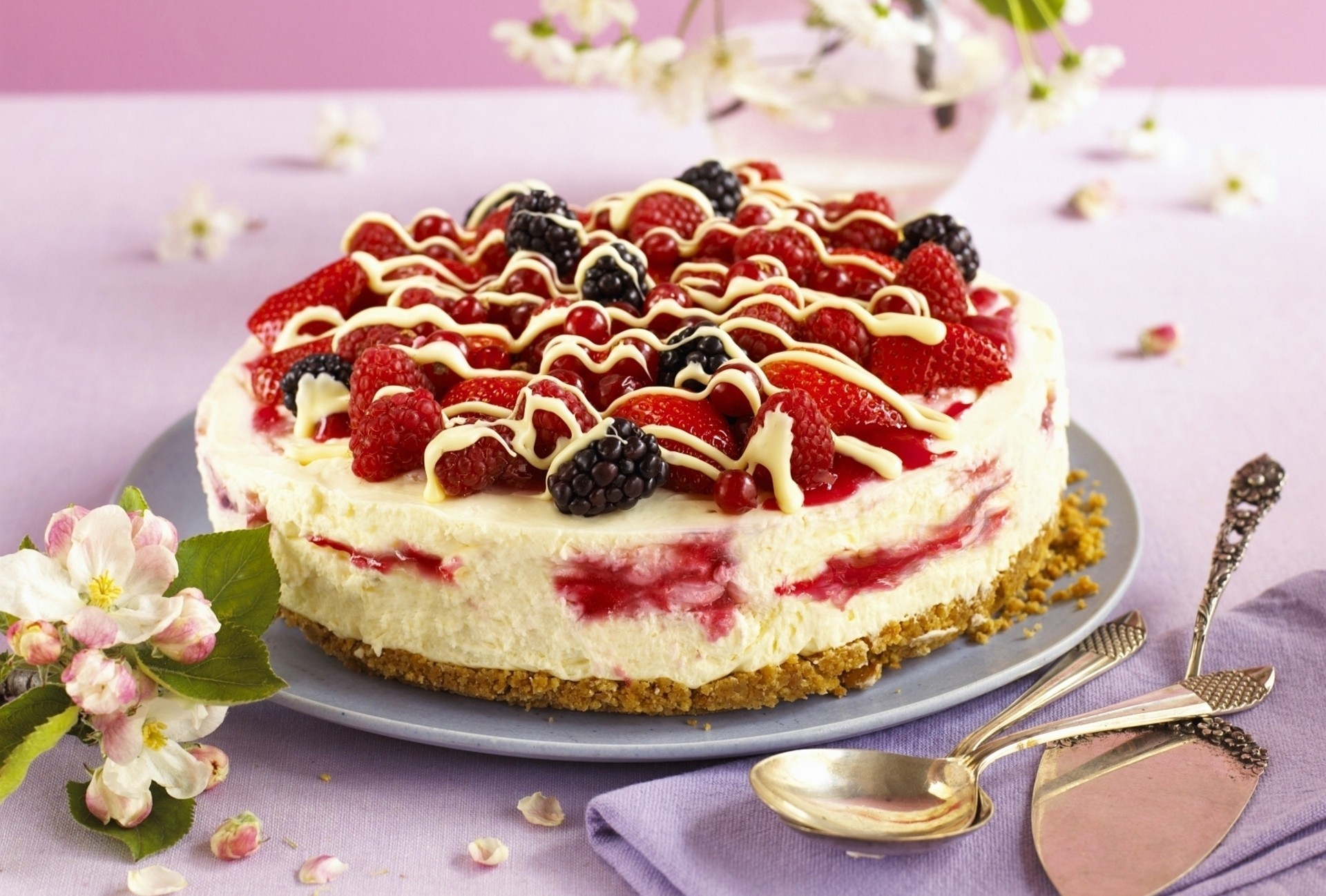 blaubeeren obst brombeeren himbeeren käsekuchen erdbeeren kuchen creme lebensmittel süß dessert