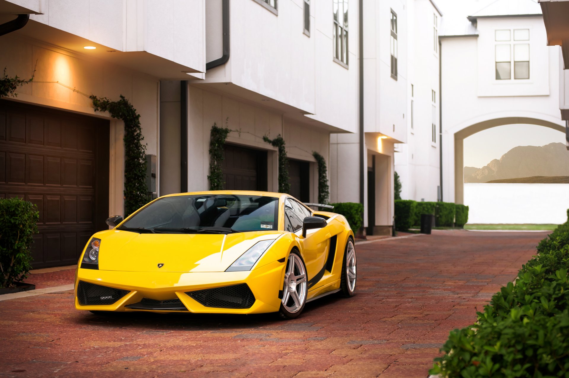 lamborghini gallardo superleggera amarillo lamborghini lamborghini gallardo superlegera edificio garajes adoquines