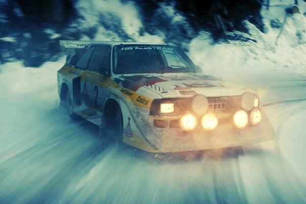 Audi quattro auf verschneiter Straße driften