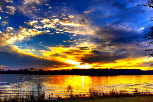 Increíble puesta de sol en el paisaje del mar