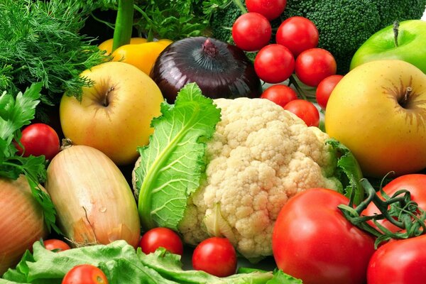 Verduras y frutas sobre un fondo verde