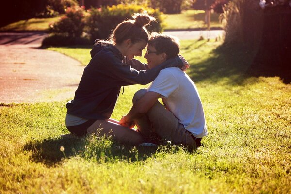 Ein Date auf dem Rasen im Park außerhalb der Stadt