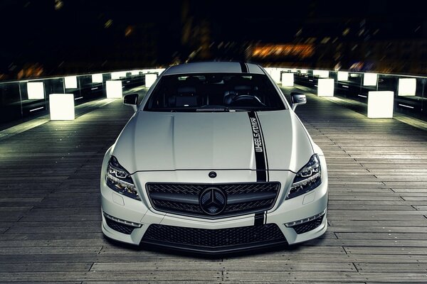 Тюнинговые mercedes benz cls поздней ночью