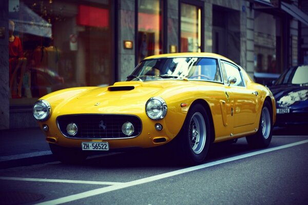 Ferrari amarillo brillante en las calles de la ciudad