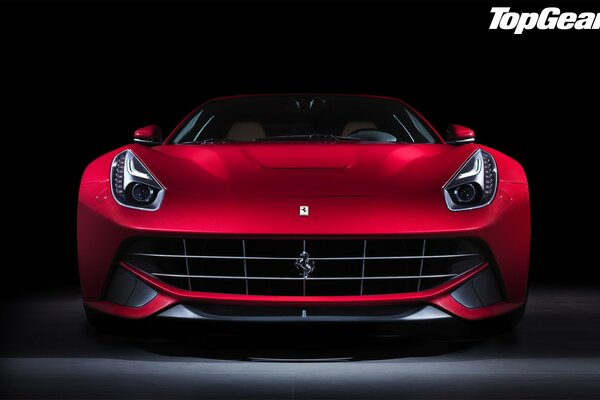 Ferrari F12 w garażu czerwone w półmroku