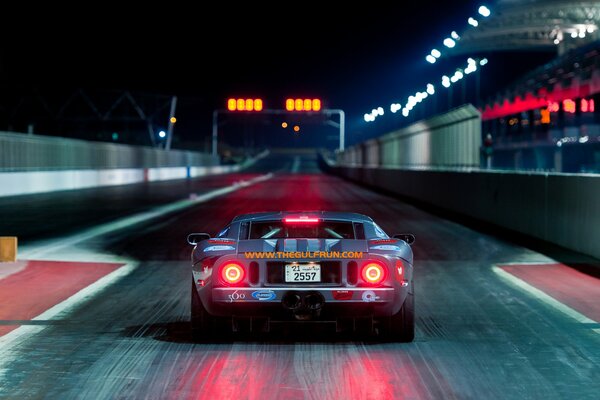 Ford JT en la pista de carreras por la noche