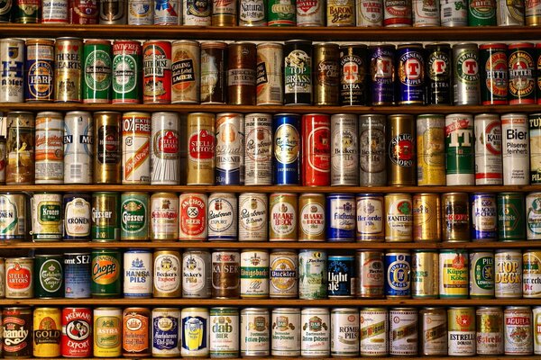 Estante con latas de cerveza. Variedad de opciones