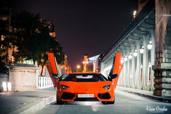 Lamborghini con las puertas abiertas en la noche de París