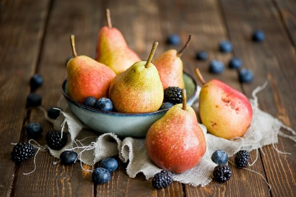 Bellissimi frutti sparsi sul tavolo