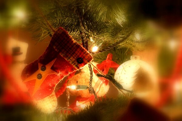 Vacaciones de Navidad con bolas y árbol de Navidad