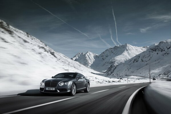 Viaje Bentley Continental a través de las montañas nevadas