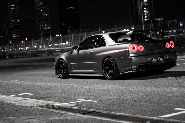 Nissan Skyline rast durch die Nachtstraße