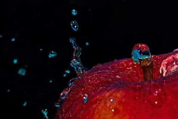 Gotas de agua en una manzana. Disparo macro