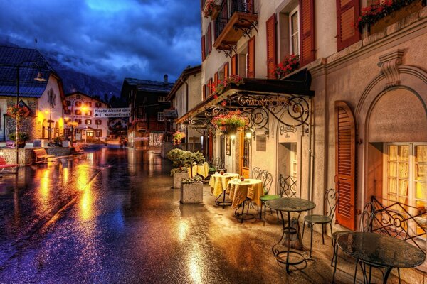 Rue Suisse avec cafés et tables