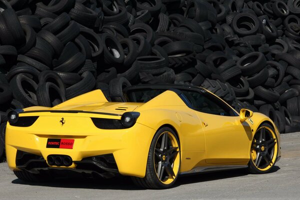 Ferrari 458 Italia amarillo en el fondo de los neumáticos