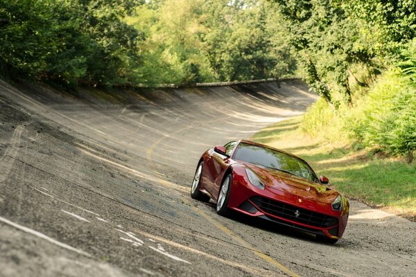 El nuevo Ferrari rojo corre por la pista