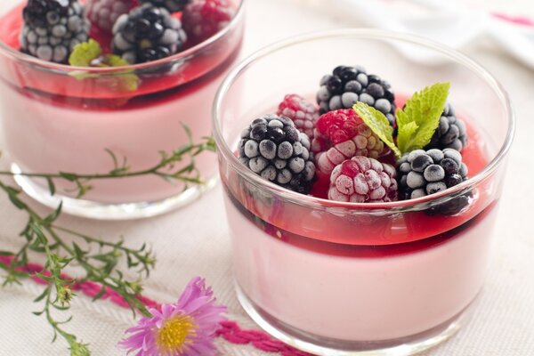 Dessert in einer Tasse mit frischen Beeren