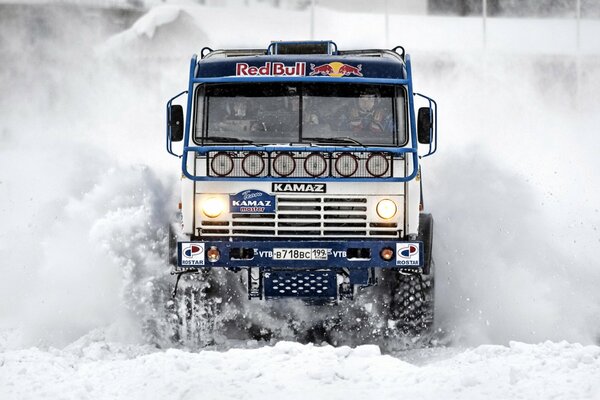 KAMAZ, czołgi nie boją się błota