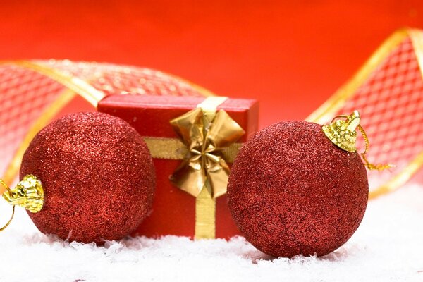 Boules de Noël rouges et boîte-cadeau