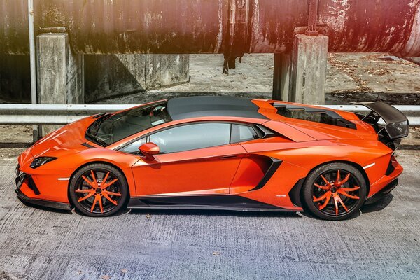 Eleganter orange Lamborghini aventador lp900