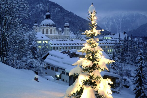 Árbol de Navidad iluminado en el fondo de la ciudad Nevada