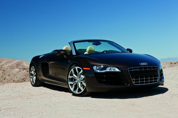 Cabriolet Audi dans le désert