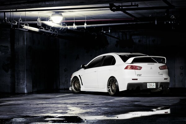 Mitsubishi white on the rear bogazhnik wing