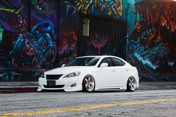 Lexus IS300 blanco con fondo de graffiti