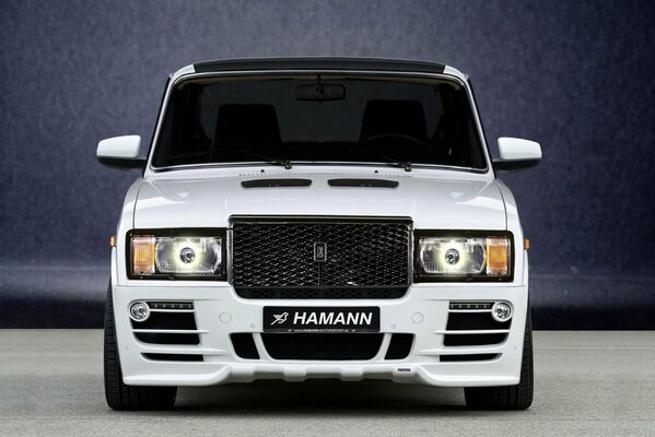 Vista frontal de White Lada Hamann