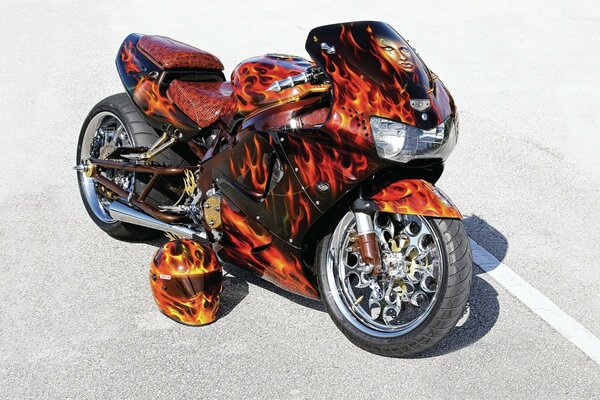 Tuning sportbike avec motif de flamme