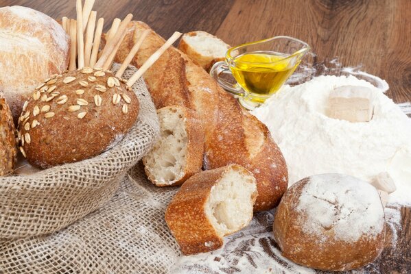 Pain et farine sur la table nourriture