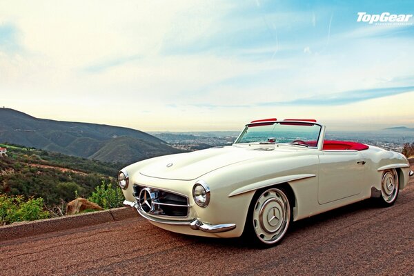 Top Gear blanco Mercedes Benz en el fondo de un paisaje infinito